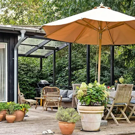 Classic Wooden Near In Hébergement de vacances Hornbæk